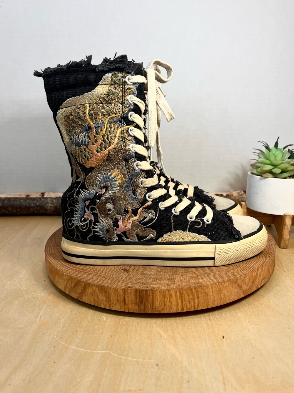 Vintage Y2K Skechers Embroidered Dragon High Top Boots SN 36156 Size 7